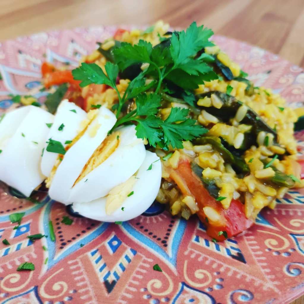 recetas fáciles y saludables - arroz con verduras y azafrán y huevo cocido