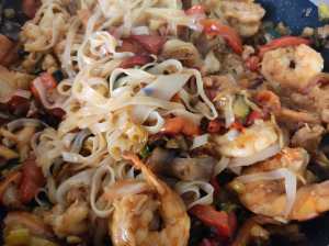 Elaboración de receta con tallarines de arroz y verduras