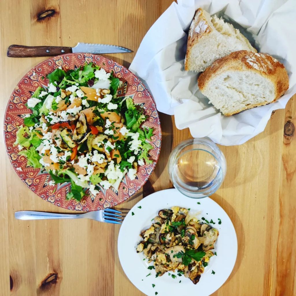 recetas cetogénica - ensalada de salmón queso fresco y verduras asadas con revuelto de champiñones y huevos