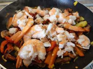 Langostinos cocidos y salteado de verduras