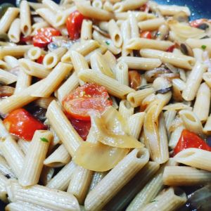 pasta integral con cherry cebolla t champiñones