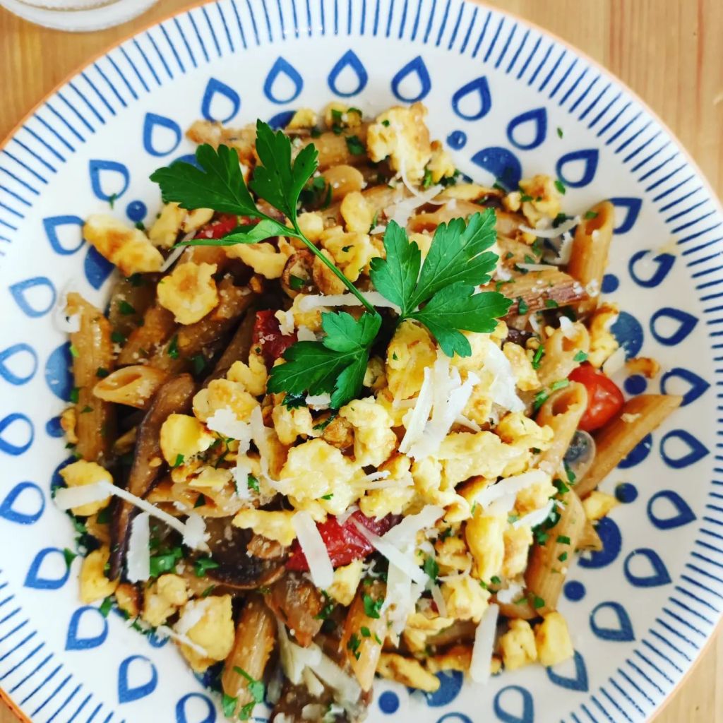 receta fácil y saludable de pasta integral con verduras y huevo