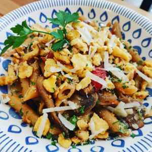 receta fácil y saludable de pasta integral con verduras y huevo crujiente