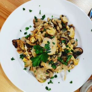 recetas fáciles keto - revuelto de champiñones y huevos