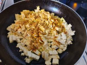 Como preparar el tofu salteado con cúrcuma y jengibre