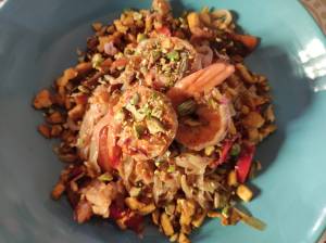 Tallarines de arroz con verduras tofu y langostinos