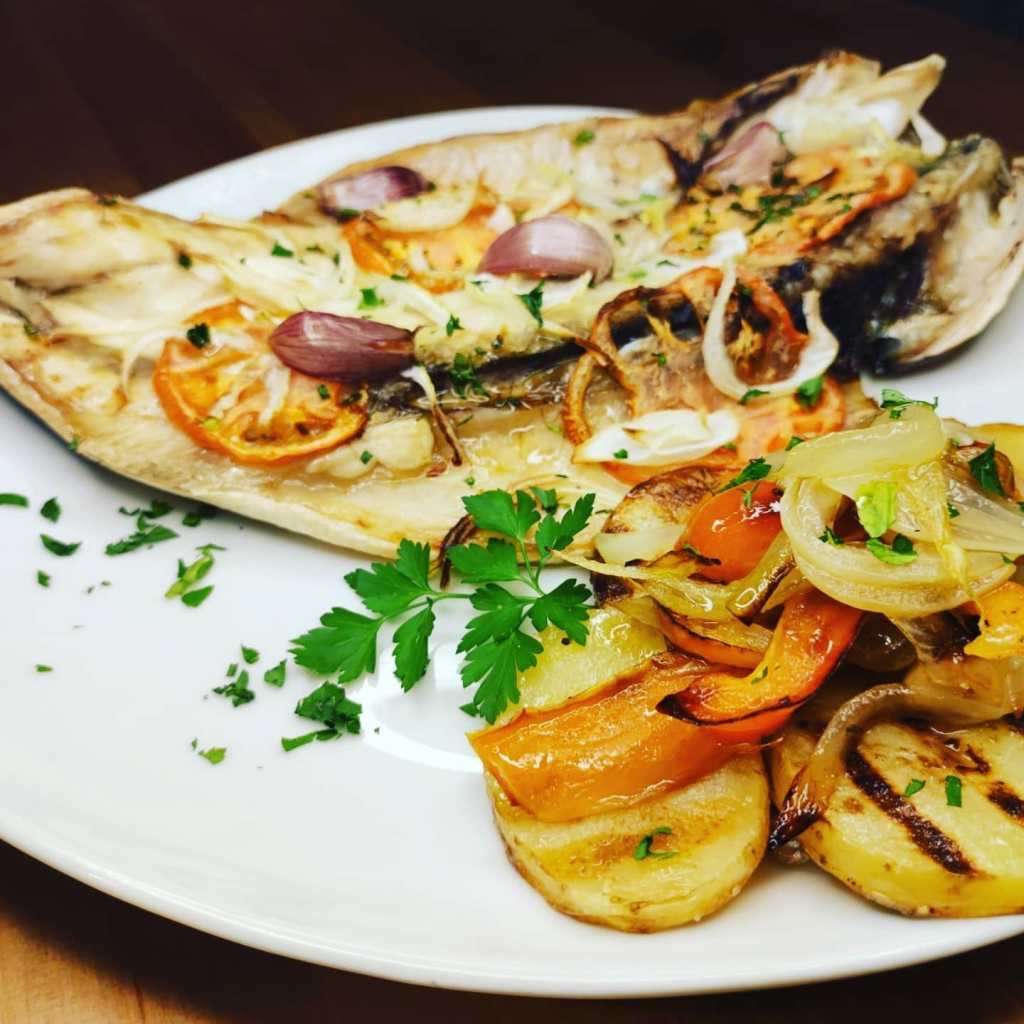 lubina al horno con patatas pimiento y cebolla