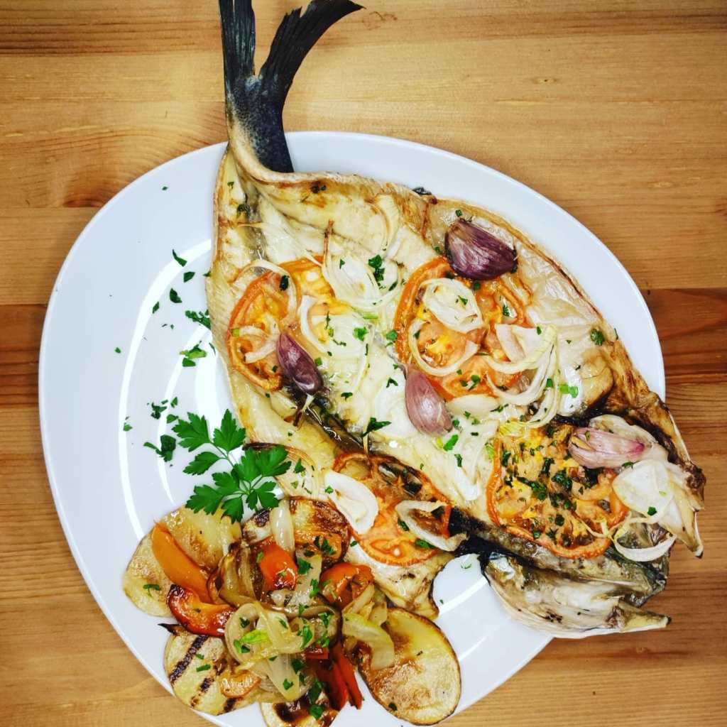 lubina al horno con patatas cebolla y pimiento rojo