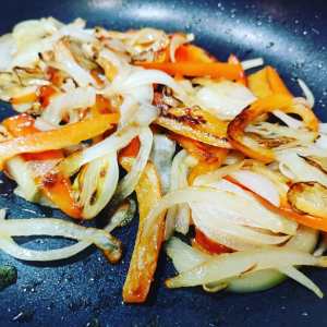 salteado de pimiento y cebolla