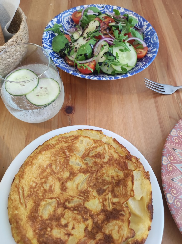 tortilla de manzana con ensalada de tomate pepino y cebolla