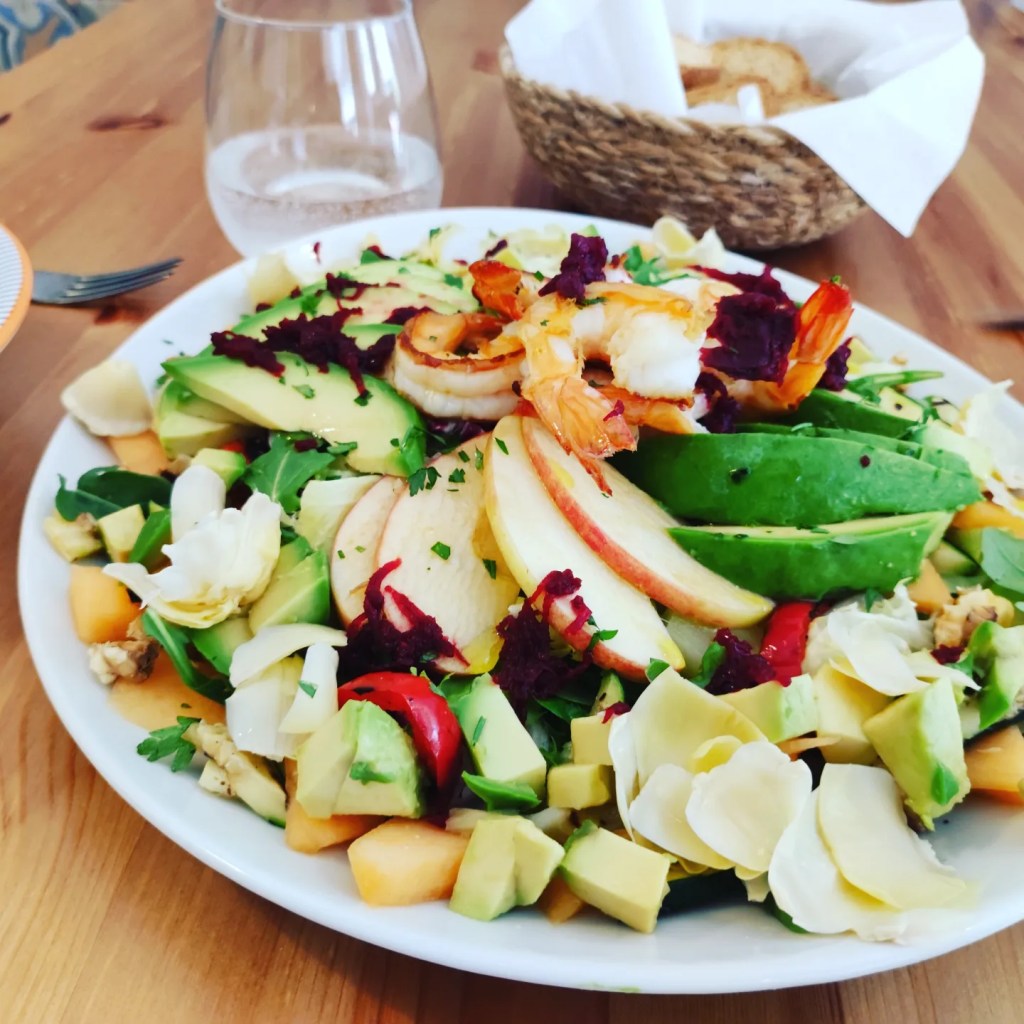 ensalada tropical con manzana y langostinos