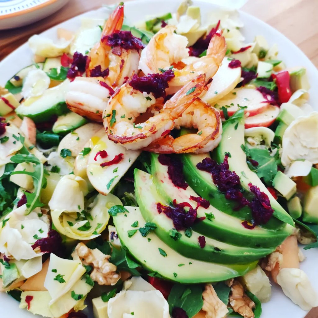 ensalada tropical con langostinos y aguacate