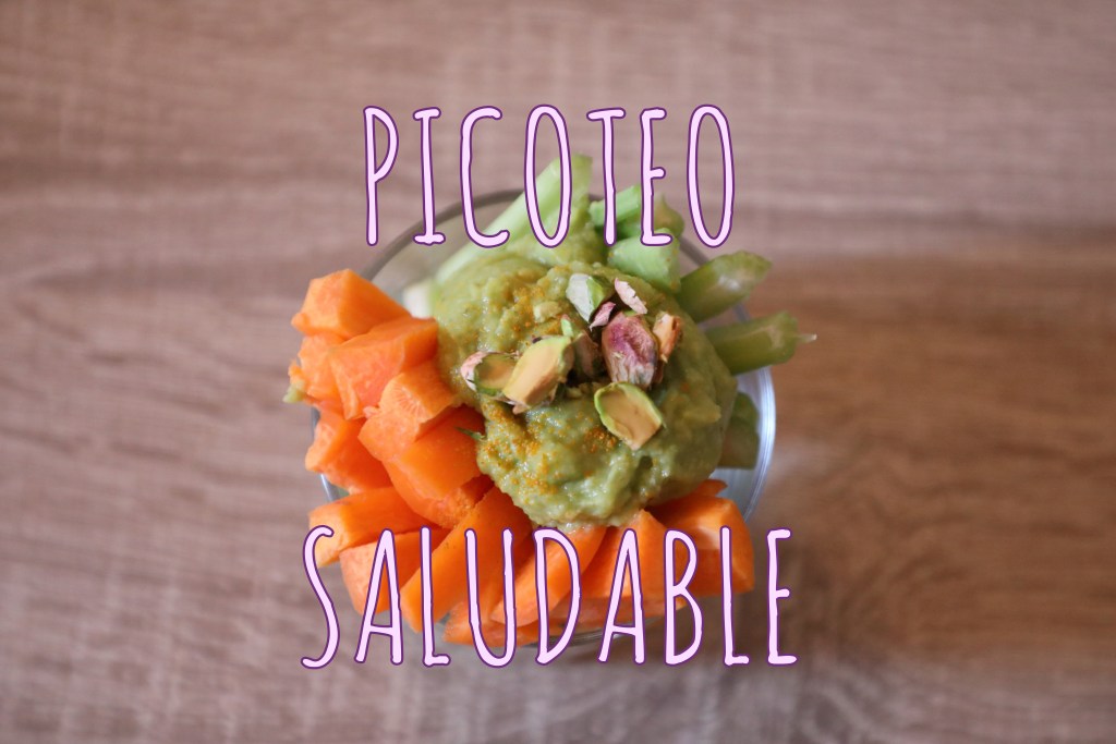 picoteo saludable, guacamole con palitos de zanahoria y apio