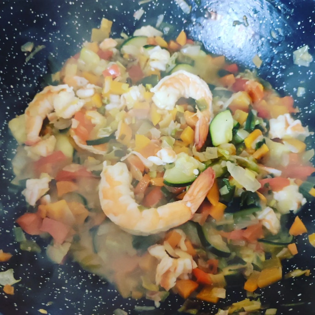 elaboracion risotto con verduras y langostinos